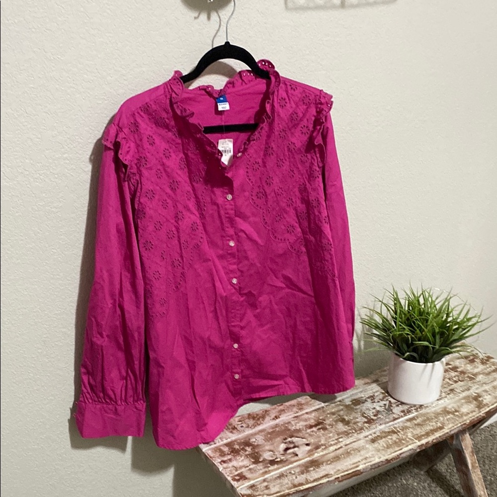 NWT Old Navy Women's Pink Button-Up Top. This blouse is adorable 🥰